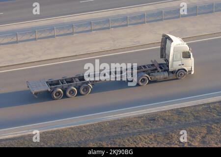 LKW mit leerem langen Anhänger ohne Ladung, Fahren auf der Autobahn, Ansicht von oben Stockfoto