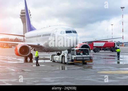 Zurückschieben des Schleppers Metalltragetasche Flugzeuge Stockfoto