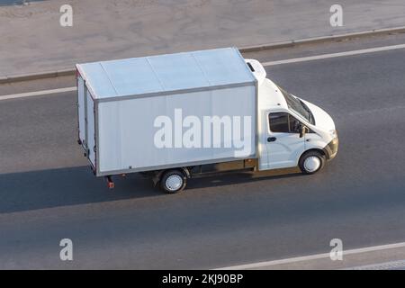Lieferwagen-Logistik-Lkw auf der Autobahn Stockfoto