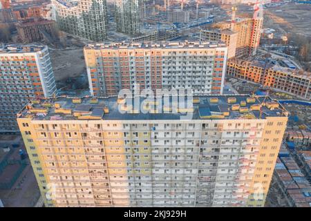 Luftbild Großbau einer Wohnanlage mit Blick auf Baukräne Stockfoto