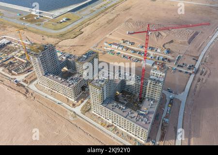 Draufsicht auf im Bau befindliche Hochhäuser und Kräne Stockfoto