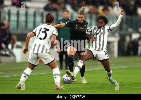 Turin, Italien, 24.. November 2022. Lisa Boattin aus Juventus schließt sich an, als Teamkollege Lineth Beerensteyn Laura Wienroither von Arsenal beim UEFA Womens Champions League-Spiel im Juventus Stadium in Turin herausfordert. Der Bildausdruck sollte lauten: Jonathan Moscrop / Sportimage Credit: Sportimage/Alamy Live News Stockfoto