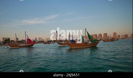 Katara12. traditionelles Dhow-Festival in Doha, Katar, Nachmittagsfoto mit Dhows im arabischen Golf mit Flaggen von Ländern des FIFA-Wortschecks 2022 Stockfoto