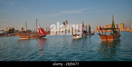 Katara12. traditionelles Dhow-Festival in Doha, Katar, Nachmittagsfoto mit Dhows im arabischen Golf mit Flaggen von Ländern des FIFA-Wortschecks 2022 Stockfoto