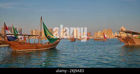 Katara12. traditionelles Dhow-Festival in Doha, Katar, Nachmittagsfoto mit Dhows im arabischen Golf mit Flaggen von Ländern des FIFA-Wortschecks 2022 Stockfoto