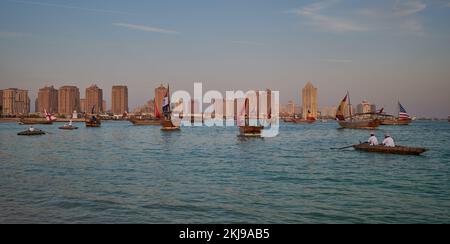 Katara12. traditionelles Dhow-Festival in Doha, Katar, Nachmittagsfoto mit Dhows im arabischen Golf mit Flaggen von Ländern des FIFA-Wortschecks 2022 Stockfoto