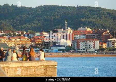 Blick auf Plentzia (Bizkaia, Baskenland) von einem Pier in Gorliz. Man kann ihn vor dem Blick auf die Stadt sehen Stockfoto