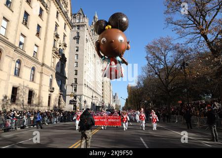 New York, USA. 24.. November 2022. Riesenballons und -Floßwagen werden während der Macy Thanksgiving Parade in New York am Donnerstag, 24, gesehen. (Foto: Vanessa Carvalho/Brazil Photo Press) Kredit: Brazil Photo Press/Alamy Live News Stockfoto