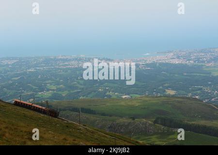 Alte Touristenbahn aus Holz in Larrun oder La Rhune im Baskenland Stockfoto