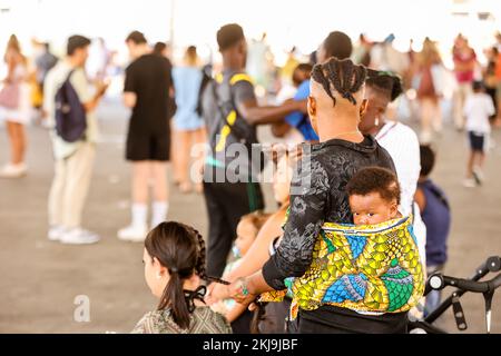 Der Alte Hafen von Marseille, der Alte Hafen von Marseille, Vieux Port, Marseille, Marseille, Kommune in, Bouches-du-Rhône, die zweitgrößte Stadt Frankreichs, Marseille, ist die Präfektur des französischen Departements Bouches-du-Rhône und der Hauptstadt, Der Region Provence-Alpes-Côte d'Azur. Südfrankreich,Frankreich,Frankreich,zweitgrößte Stadt Frankreichs,August,Sommer,Europa,Europa,Alter Hafen von Marseille,unter,L'Ombriere,Norman Foster,entworfen,Himmel,für,diese,Frauen,Betrieb,Haare,Geflecht,Flechten,Geschäft,Hauptbeliebter Platz in Marseille,Wahrzeichen,der,Stadt,2013. Stockfoto