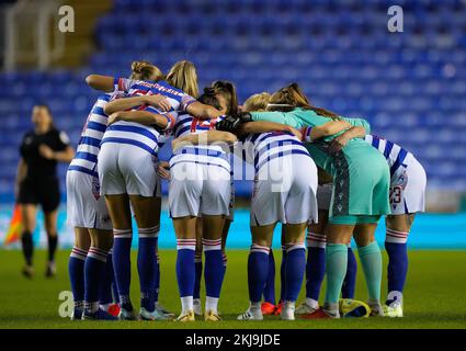 Reading, UK. 24.. November 2022. Reading, England, November 24. 2022: Lesespieler treffen sich während des Barclays Womens Super League Fußballspiels zwischen Reading und Liverpool im Select Car Leasing Stadium in Reading, England. (James Whitehead/SPP) Kredit: SPP Sport Press Photo. Alamy Live News Stockfoto