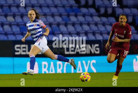 Reading, UK. 24.. November 2022. Reading, England, November 24. 2022: Lily Woodham (28 Reading) passt den Ball während des Fußballspiels Barclays Womens Super League zwischen Reading und Liverpool im Select Car Leasing Stadium in Reading, England. (James Whitehead/SPP) Kredit: SPP Sport Press Photo. Alamy Live News Stockfoto