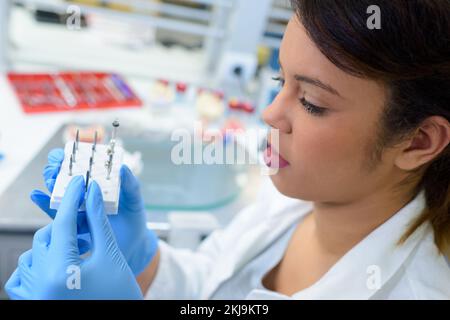 Zahnärztin mit Werkzeug in der Hand Stockfoto