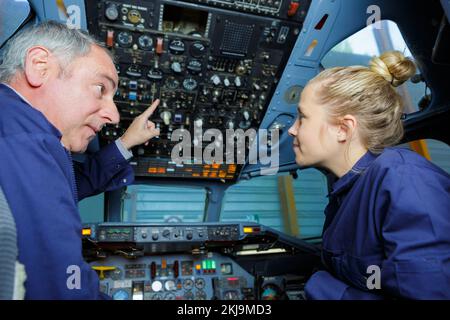 Lächelnde Pilotin mit Mentorin Stockfoto