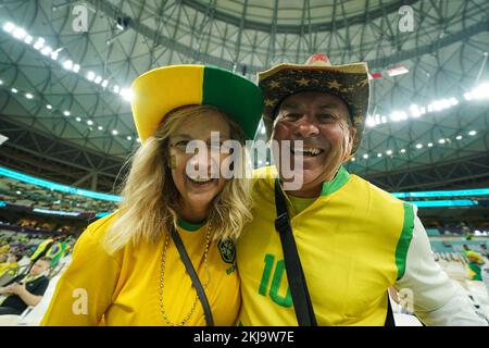 Doha, Doha, Katar, Katar. 24.. November 2022. DOHA, KATAR - NOVEMBER 24: Unterstützer Brasiliens posieren für ein Foto vor dem FIFA-Weltmeisterschaftsspiel Katar 2022 Gruppe G zwischen Brasilien und Serbien am 24. November 2022 im Lusail Stadium in Doha, Katar. (Kreditbild: © Florencia Tan Jun/PX Imagens via ZUMA Press Wire) Kredit: ZUMA Press, Inc./Alamy Live News Stockfoto