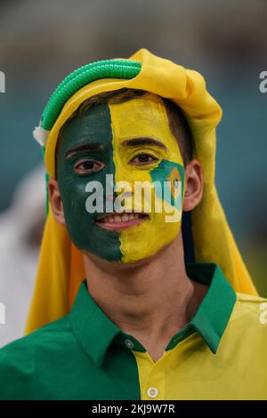 Doha, Katar. 24.. November 2022. Lusail Stadium DOHA, KATAR - NOVEMBER 24: Unterstützer Brasiliens posieren für ein Foto vor dem FIFA-Weltmeisterschaftsspiel Katar 2022 Gruppe G zwischen Brasilien und Serbien im Lusail Stadium am 24. November 2022 in Doha, Katar. (Foto: Florencia Tan Jun/PxImages) (Florencia Tan Jun/SPP) Kredit: SPP Sport Press Photo. Alamy Live News Stockfoto