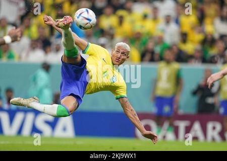 Doha, Katar. 24.. November 2022. Lusail Stadium DOHA, KATAR - 24. NOVEMBER: Brasilianischer Spieler Richarlison trifft beim FIFA Weltmeisterschaftsspiel Qatar 2022 Gruppe G zwischen Brasilien und Serbien am 24. November 2022 im Lusail Stadium in Doha, Katar. (Foto: Florencia Tan Jun/PxImages) (Florencia Tan Jun/SPP) Kredit: SPP Sport Press Photo. Alamy Live News Stockfoto