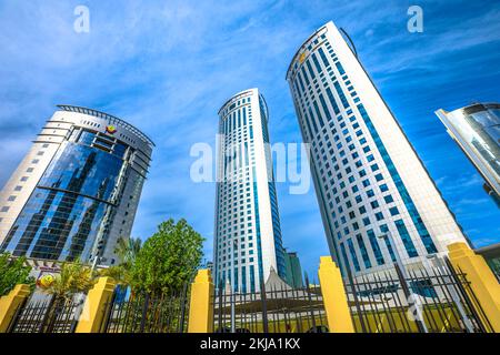 Doha, Katar - 17. Februar 2019: Alfardan Towers in Minestery and Embassy Area, West Bay Handelsviertel. Wolkenkratzer in der Innenstadt von Doha, Middle Stockfoto