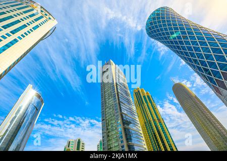 Doha, Katar - 17. Februar 2019: Berühmte Hochhäuser des Tornado Tower in West Bay. Wolkenkratzer des Finanzdistrikts im Nahen Osten, Persischer Golf. Städtisch Stockfoto