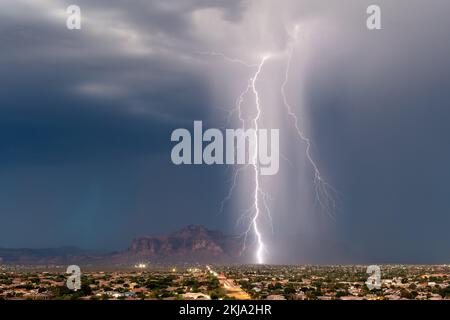 Ein mächtiger Blitz aus einem Sturm in der Nähe der Superstition Mountains in Arizona Stockfoto