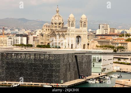 MuCEM - Museum der Zivilisationen Europas und des Mittelmeers Mucem - Musée des civilisations de l'Europe et de la Méditerranée, Blick, Palais du Pharo, Palast erbaut für Napoleon III, heute ein Konferenzzentrum, mit Gärten mit Blick auf das Meer, fantastisch, Aussicht, Aussichtspunkt. Marseille, Marseille, Kommune in, Rhône, zweitgrößte Stadt Marseille, Maruches-du-, Ist die Präfektur des französischen Departements Bouches-du-Rhône und der Hauptstadt, Der Region Provence-Alpes-Côte d'Azur. Frankreich,Frankreich,Frankreich,zweitgrößte Stadt in Frankreich,August,Sommer,Europa,Europa, Stockfoto