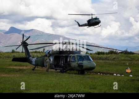 Ein kolumbianischer Armee UH-60 Black Hawk betankt „Hot“, während ein Colmbian Amry UH-1 Iroquois am 14. November 2022 auf der Tolemaida Militärbasis, Kolumbien, bei der Übung Southern Vanguard 23 über sich fliegt. Übung Southern Vanguard ist in den USA Die wichtigste Ausbildungsübung der Army South auf operativer und taktischer Ebene sollte die Interoperabilität zwischen den Streitkräften der Vereinigten Staaten und der westlichen Hemisphäre verbessern. An der diesjährigen Übung, Übung Southern Vanguard 23, sind US-Soldaten beteiligt Army South und die USA Die Nationalgarde der Armee trainiert zusammen mit kolumbianischen Soldaten in unterschiedlichem Ausmaß Stockfoto
