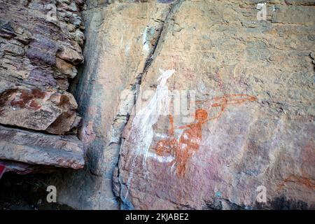 Panoramablick auf den Jäger, der das Känguru mit einem Speer trifft, an der Kunststätte Anbangbang in Nourlangie Rock Site, Kakadu, Northern Territory Stockfoto