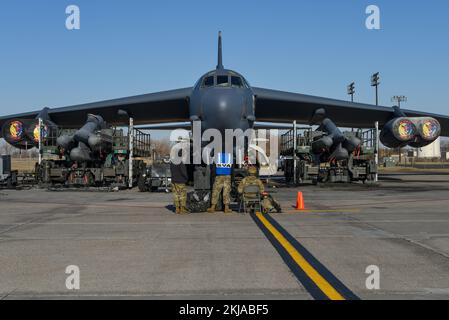 Wartungsflugzeuge und Sicherheitskräfte Defenders aus dem 5.. Bombenflügel beobachten, wie eine B-52H Stratofestung während der Übung Prairie Vigilance am 4. November 2022 am Luftwaffenstützpunkt Minot, North Dakota, mit Munition beladen wird. Prairie Vigilance testet die Fähigkeit des Bombenflügels 5., strategische Bombeneinsatzbereitschaft durchzuführen. (USA Air Force Foto von Senior Airman Zachary Wright) Stockfoto