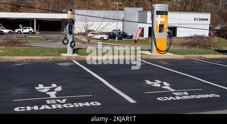 Zwei verschiedene Arten von Elektrofahrzeugen, Elektrofahrzeuge, Ladestationen auf einem Parkplatz in Monroeville, Pennsylvania, USA Stockfoto