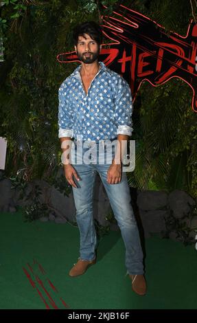 Mumbai, Indien. 24.. November 2022. Bollywood Schauspieler Shahid Kapoor posiert für ein Foto bei der Premiere des Films „Bhediya“ auf dem roten Teppich in Mumbai. Der Film wird am 25.. November 2022 veröffentlicht. Kredit: SOPA Images Limited/Alamy Live News Stockfoto