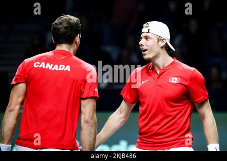 Malaga, Spanien. 24.. November 2022. 25. November 2022, Spanien, Málaga: Tennis, Männer: Davis Cup - Knockout-Runde, Viertelfinale, Krawietz/Pütz (Deutschland) - Pospisil/Shapovalov (Kanada). Vasek Pospisil (l) und Denis Shapovalov Cheer. Foto: Frank Molter/dpa Credit: dpa Picture Alliance/Alamy Live News Stockfoto