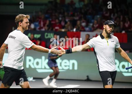 Malaga, Spanien. 24.. November 2022. 25. November 2022, Spanien, Málaga: Tennis, Männer: Davis Cup - Knockout-Runde, Viertelfinale, Krawietz/Pütz (Deutschland) - Pospisil/Shapovalov (Kanada). Tim Pütz (r) und Kevin Krawietz sind in Aktion. Foto: Frank Molter/dpa Credit: dpa Picture Alliance/Alamy Live News Stockfoto