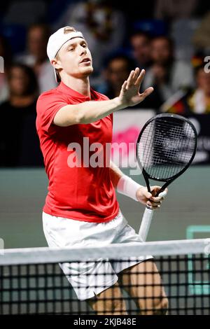 Malaga, Spanien. 24.. November 2022. 25. November 2022, Spanien, Málaga: Tennis, Männer: Davis Cup - Knockout-Runde, Viertelfinale, Krawietz/Pütz (Deutschland) - Pospisil/Shapovalov (Kanada). Denis Shapovalov-Gesten. Foto: Frank Molter/dpa Credit: dpa Picture Alliance/Alamy Live News Stockfoto