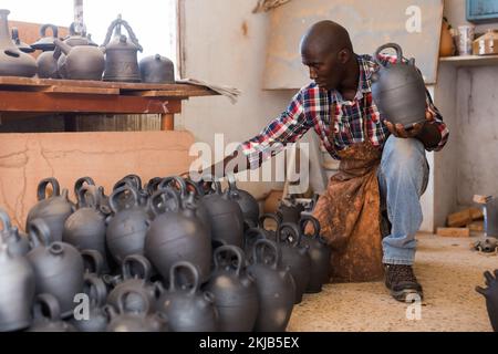 Potter Qualität von keramischen Objekten prüfen Stockfoto