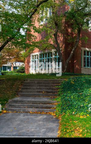 East Lansing MI - 18. Oktober 2022: Schattiger Hinterhof der MSU-Kapelle Stockfoto