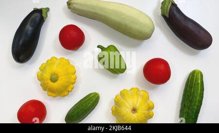 Gemüse auf weißem Hintergrund isoliert, Aubergine, Zucchini, Tomaten, Paprika, Gurken. Gesundes Lebensmittelkonzept Stockfoto