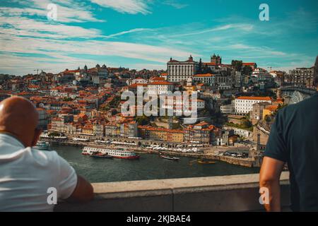 Blick auf die Innenstadt von Oporto 'Ribeira do Porto' vom Garten 'Jardim do Morro' in Vila Nova de Gaia. Stockfoto