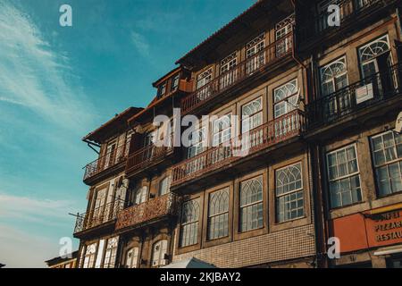 Fassaden von typischen portugiesischen Häusern in Ribeira do Porto, Portugal, vom Ufer aus gesehen. Stockfoto