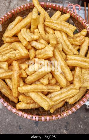 Gebratene Donuts im Street Food-Stand in Hanoi Vietnam Stockfoto