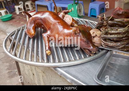 Hundefleisch zum Verkauf in Hanoi Vietnam - ein Beispiel für das seltsame oder seltsame Essen, das von Menschen auf der ganzen Welt gegessen wird Stockfoto