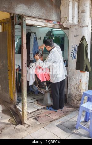 Straße Barber Hanoi Vietnam Stockfoto