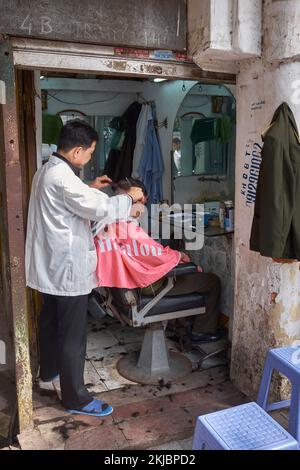 Straße Barber Hanoi Vietnam Stockfoto