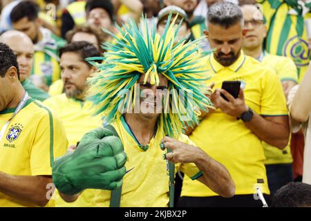 LUSAIL CITY - Unterstützer Brasiliens während der FIFA-Weltmeisterschaft Katar 2022 Gruppe G zwischen Brasilien und Serbien am 24. November 2022 im Lusail Stadium in Lusail City, Katar. AP | niederländische Höhe | MAURICE OF STONE Credit: ANP/Alamy Live News Stockfoto