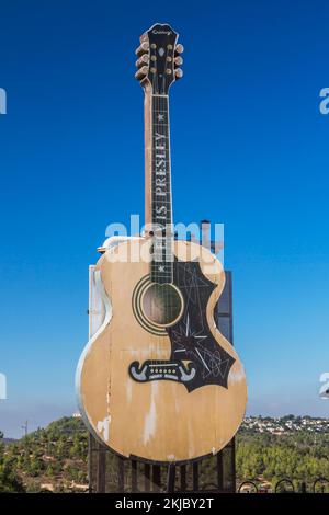 Überlebensgroß Elvis Presley Gitarre vor Elvis American Diner, Neve Ilan, Israel. Stockfoto