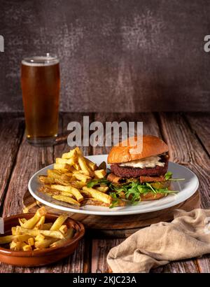 Lebensmittelfotografie mit veganem Burger, Hamburger, Pommes Frites, Bier Stockfoto