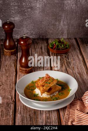 Lebensmittelfotografie mit veganem Curry, Reis, Tofu, Sauce, Salat Stockfoto