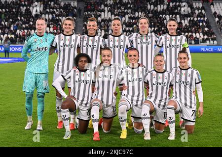 Team (Juventus Women) beim Spiel der UEFA Women Champions League 2022 2023 zwischen Juventus Women 1-1 Arsenal Women im Allianz Stadium am 24. November 2022 in Torino, Italien. Kredit: Maurizio Borsari/AFLO/Alamy Live News Stockfoto