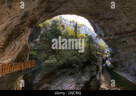 Horma Canyon, Kure Mountains Nationalpark, Kastamonu, Türkei. Hölzerner Wanderweg. Stockfoto