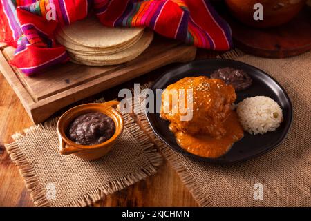 Encacahuatado. Mexikanischer Maulwurf aus Erdnüssen, getrockneten Chilis, Sesamsamen, Tomaten und anderen Gewürzen. Es werden Badeteile aus Schweinefleisch oder Hühnchen serviert Stockfoto