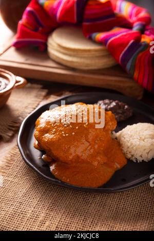 Encacahuatado. Mexikanischer Maulwurf aus Erdnüssen, getrockneten Chilis, Sesamsamen, Tomaten und anderen Gewürzen. Es werden Badeteile aus Schweinefleisch oder Hühnchen serviert Stockfoto